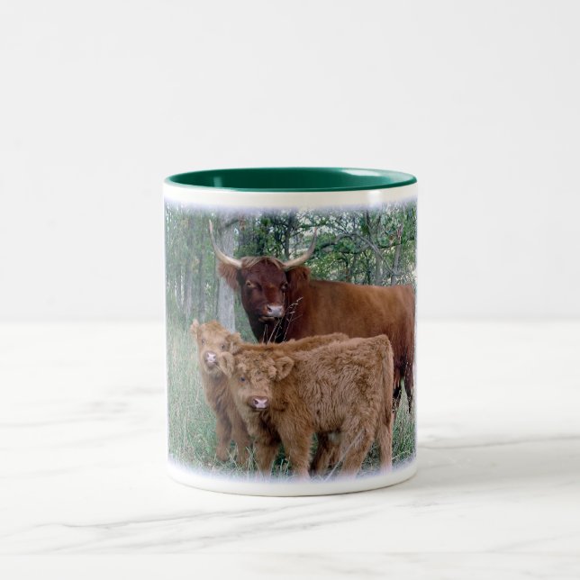 Hochland-Kuh mit Kälbern Zweifarbige Tasse (Mittel)