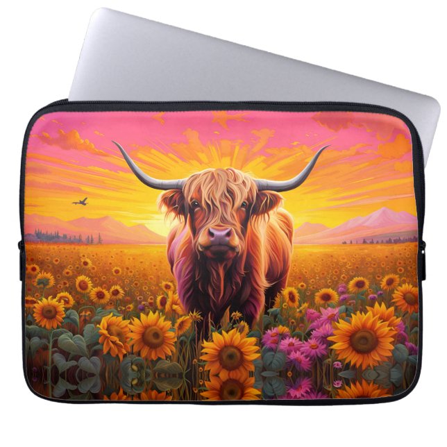 Hochlandkuh bei Sonnenblumen bei Sonnenaufgang Laptopschutzhülle (Vorderseite)