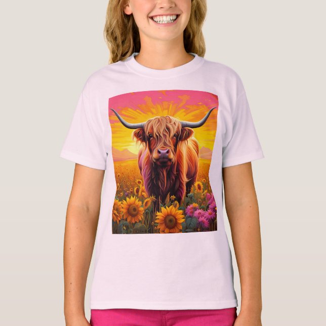 Hochlandkuh bei Sonnenblumen bei Sonnenaufgang T-Shirt (Vorderseite)