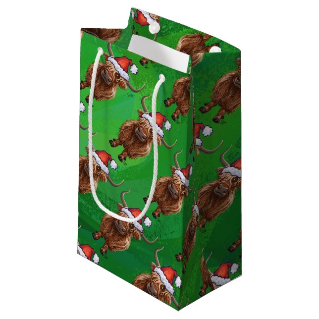 Hochlandkuh in Weihnachtsmannmütze-Muster auf Grün Kleine Geschenktüte (Vorderseite Schrägansicht)