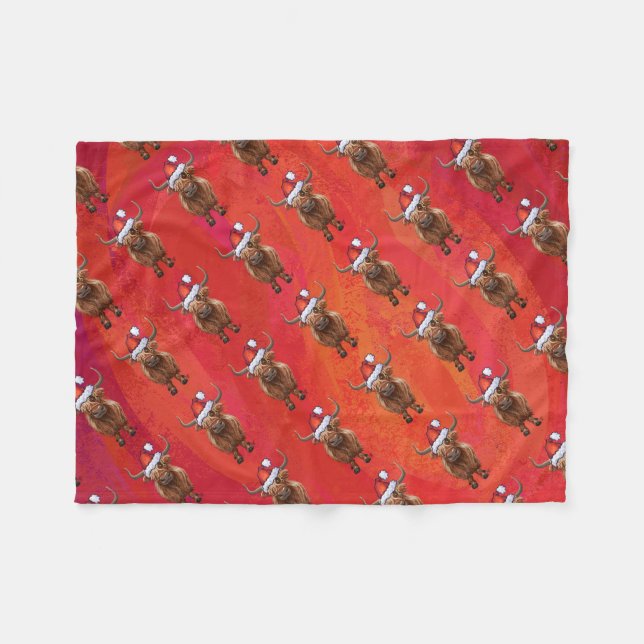 Hochlandkuh in Weihnachtsmannmütze Muster auf Rot Fleecedecke (Vorderseite (Horizontal))