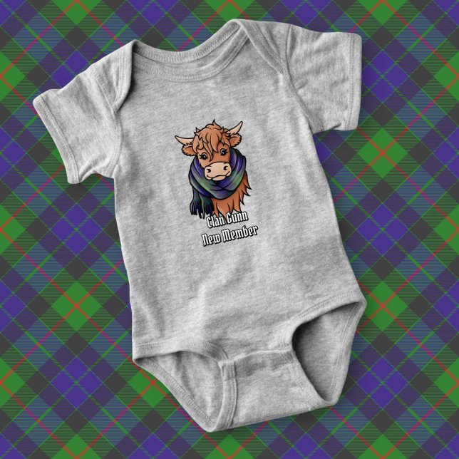 Hochlandkuh mit Gunn Tartan Scarf Baby Strampler (Von Creator hochgeladen)