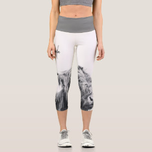 Hochlandrind-Porträt Anfangsmonogramm schwarz weiß Capri Leggings
