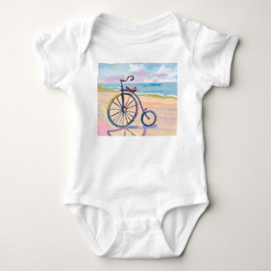 Hochrad auf dem Strand geparkt Baby Strampler