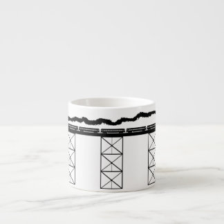 Hochrangige Brücke mit Überfahrt-Dampf-Lokomotive Espressotasse