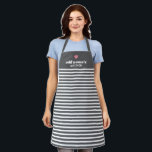 Hochskaliertes Herzmonogramm mit modernen Streifen Schürze<br><div class="desc">Dieses Design enthält ein trendiges,  weiß gestreiftes Muster und niedliches rosa Herz - Wenn Ihre Kunst noch angepasst werden muss,  klicken Sie auf Diese Schaltfläche anpassen. Dies führt Sie zu einem Designbereich,  wo Sie Dinge bewegen und sogar Schriftart oder Farben ändern können.</div>