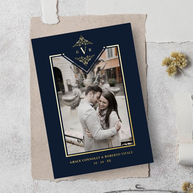 Hochwertige Navy Blüh Chic Golden Initials Folieneinladung (Von Creator hochgeladen)