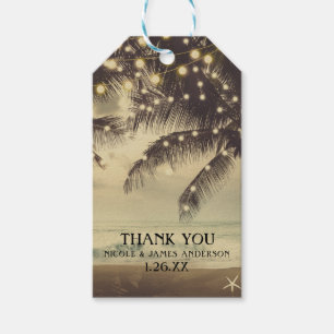 Hochzeit am Strand mit alten Palmen und Lichterket Geschenkanhänger