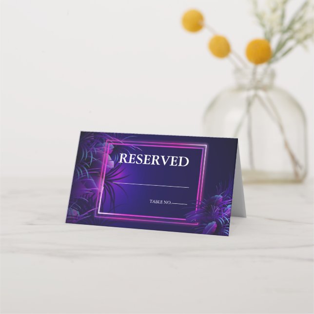 Hochzeit | Atemberaubendes Neon Lila tropisches Fo Platzkarte (Vorderseite)