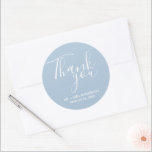 Hochzeit Danke, Blue Gastgeschenk Hochzeit Runder Aufkleber<br><div class="desc">Gastgeschenk Hochzeit Aufkleber in Blau und Weiß. Danken Sie Ihren Hochzeitsgästen mit diesen personalisierten Hochzeitsaufklebern in einem wunderschönen Script-Schriftart, der lautet: Danke. Personalisieren Sie mit Ihren Namen und Hochzeitstermin. Die Hintergrundfarbe dieser Aufkleber kann durch Kontakt mit mir in die Farbe Ihrer Wahl geändert werden. Kontaktieren Sie mich mit Ihren Anfragen!...</div>