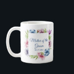 Hochzeit der Anemone-Blume Kaffeetasse<br><div class="desc">Diese Tasse von Wedding Coffee enthält ein elegantes blaues Drehbuch auf weißem Hintergrund, umgeben von wunderschönen Anemone-Blume in Rosa, Lavendel, Blau, lila und violett mit grünen Blätter. Der Text kann durch Bearbeiten der Textfelder personalisiert werden. Entworfen für Sie von Evco Studio © unter www.zazzle.com/store/evcostudio #wedding #coffee #Tasse #coffeemugs #coffeelovers #labels...</div>