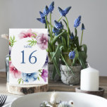Hochzeit der Anemone-Blume Tischnummer<br><div class="desc">Diese Tischnummer-Karten verfügen über ein elegantes blaues Drehbuch auf weißem Hintergrund,  umgeben von prächtigen Anemone-Blume in Rosa,  Lavendel,  Blau,  lila und violett mit grünen Blätter. Der Text kann durch Bearbeiten der Textfelder personalisiert werden. Entworfen für Sie von Evco Studio © unter www.zazzle.com/store/evcostudio</div>