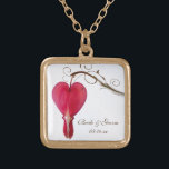 Hochzeit der Blume des roten Herzens Vergoldete Kette<br><div class="desc">Die elegante Red Bleeding Heart Blume Wedding Pendant Necklace ist ein einzigartiges personalisiertes Sake-Geschenk für die Braut oder ihre Brautmädchen und Brautparty. Diese elegante, maßgeschneiderte, blumengeschmückte Nuptialhalskette zeigt ein nahes Blumenfoto einer Blüte einer roten Herzblutblüte oder einer Didentra auf einem weißen Hintergrund mit braunen Ton-Wirbel in einem goldfarbenen quadratischen Anhänger....</div>