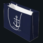 Hochzeit der Nautic Navy Große Geschenktüte<br><div class="desc">Fügen Sie Ihrer Hochzeit eine stilvolle Touch mit dieser klassisch marineblauen Ankergeschenktasche mit Gastgeschenk Hochzeit hinzu. Es wurde mit einer weißen Ankerillustrierung konzipiert und bietet personalisierte Bräunungs- und Bräutigam-Monogramm, Namen und Hochzeitdatum in einem Schriftart mit weißer Serife auf marinebasischem Hintergrund. Ideal für Hochzeiten im Wassersport, Hochzeiten am Strand und vieles...</div>
