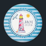 Hochzeit des Leuchtturms "Red Striped Watercolor" Magnet<br><div class="desc">Ein Hochzeitsmagnet mit einem nautischen Thema. Entworfen auf einem blau gestreiften Muster und einem runden nautischen Rahmen oben.  Ein rot gestreifter Leuchtturm und ein Beachball,  mit einer lächelnden Sonne und einem Seagull abfliegen in der Entfernung positioniert innerhalb des Rahmens. Personalisieren Sie mit Ihren Initialen und Hochzeitstag.</div>