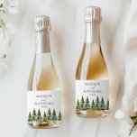 Hochzeit des Minimalistischen Winterschneewaldes<br><div class="desc">Das sind Minimalistische Winter Snowy Pine Tree Forest Wedding Sparkling Mini Wein Flaschen Labels!</div>