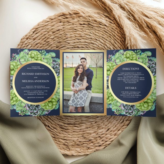 Hochzeit des Navy Blue Green Succulent Wreath Foto Dreifach Gefaltete Einladung (Von Creator hochgeladen)