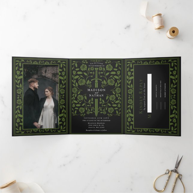 Hochzeit des Schwarzwaldes Royal Medieval Dreifach Gefaltete Einladung (Innenseite)