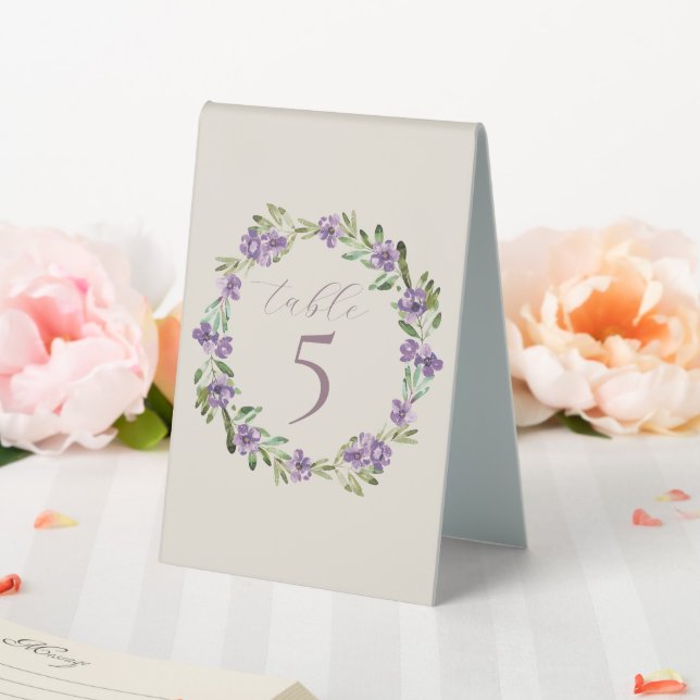 Hochzeit eines Lila botanischen Blumenkranzes mit  Tischaufsteller (In Situ (Hochzeit))