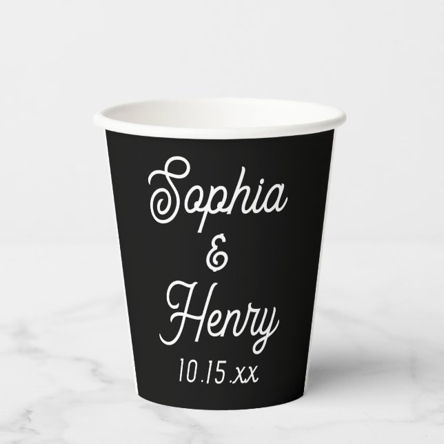 Hochzeit Eleganter Script Typografie Schwarz-weiß Pappbecher (Vorderseite)