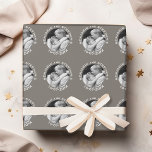 Hochzeit Erstes Weihnachts-Foto Individuelle Name  Geschenkpapier<br><div class="desc">Traditionelle Taupe und weiße Grenze - Perfektes Geschenk für Neuvermählte oder zum Jubiläum. Ein Sake,  der ein Bild und einen personalisierten Text hervorhebt.</div>