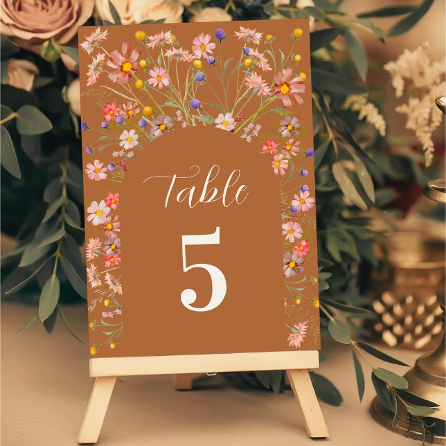 Hochzeit im Herbst Floral Arch Terrcaotta Tischnummer (Terracotta Boho floral arch fall wedding table number card elegant script watercolor wildflowers)