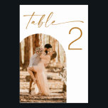 Hochzeit im Herbst | Modernes zweiseitiges Foto Tischnummer<br><div class="desc">Mit dieser personalisierten zweiseitigen Hochzeitskarte können Sie Ihre Tischnummer stilvoll gestalten. Mit fett formatierter Typografie in einem reichen Senfbraunen und einem modernen Bogenrahmen ermöglicht dieses Design, zwei verschiedene Fotos - eines auf jeder Seite - für eine sinnvolle und persönliche Touch zu präsentieren. Diese Tischnummern sind ideal für Hochzeiten, Empfänge, Proben...</div>