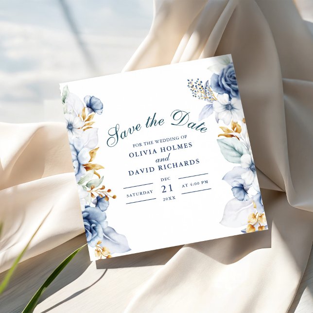 Hochzeit in Blau und Gold Save The Date (Elegant Blue and Gold Floral Wedding Save The Date on an elegant wedding table)