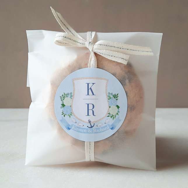 Hochzeit in Blau und Weiß Runder Aufkleber (Elegant Hand Painted Blue And White Coastal Monogram Crest Wedding Favor Stickers)