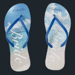 Hochzeit in Urlaubsort Beach Scene Bride Flip Flop<br><div class="desc">Ideal für eine Hochzeit in Urlaubsort oder die Flitterwochen.  Es gibt eine ruhige Szene mit dem Ozean und blauen Himmel. In der Mitte ist das Wort "Braut" in einem weißen Skript. Personalisieren Sie sich mit Ihrem Namen. Karo die vielen anderen Brautdesigns,  die wir in unserem Geschäft haben.</div>