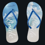 Hochzeit in Urlaubsort Beach Scene Bridge Flip Flo Flip Flops<br><div class="desc">Ideal für eine Hochzeit in Urlaubsort oder Flitterwochen. Es gibt eine ruhige Szene mit dem Meer und dem blauen Himmel. In der Mitte steht das Wort "Braut" in einem weißen Skript. Personalisieren Sie mit Ihrem Namen. Karo aus den vielen anderen Brautdesigns,  die wir in unserem Laden haben.</div>