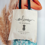 Hochzeit in Urlaubsort Begrüßungsbeutel | Ananas Tragetasche<br><div class="desc">Herzlich willkommen in Ihrer Hochzeit in Urlaubsort mit diesen schicken und modernen personalisierten Taschen. Design-Funktionen "willkommen" in modernen handgeschriebenen Kalligraphie-Skripten, mit Platz, um mit Ihrem Hochzeitort, Namen und Datum personalisieren. Eine Ananas Silhouette Illustration rundet das Design ab und macht diese Tasche zu einer idealen Wahl für Hochzeiten in Hawaii, Newport,...</div>