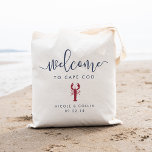 Hochzeit in Urlaubsort Begrüßungsbeutel | Hummer Tragetasche<br><div class="desc">Herzlich willkommen in Ihrer Hochzeit in Urlaubsort mit diesen schicken und modernen personalisierten Taschen. Das luxuriöse nautische Design in Marine und Rot bietet in modernen handgeschriebenen Kalligrafien-Skripten "Willkommen", mit Platz, um Ihre Hochzeitsstandort, Namen und Datum zu personalisieren. Eine Hummerillustrierung in Sommerrot rundet das Design ab und macht es zu einer...</div>
