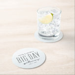 Hochzeit in Urlaubsort Großer Tag Meer blau Runder Pappuntersetzer<br><div class="desc">Dieser hellblaue Aquarell-Untersetzer wurde für die Zusammenarbeit mit Lea Delaveris Designs Big Day Getaway-Kollektion konzipiert und kann für jede Hochzeit in Urlaubsort genutzt werden. Es verfügt über einen individuell anpassbaren Namen und Datum sowie die lustige "Big Day Gate"-Behandlung.</div>