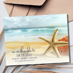 Hochzeit in Urlaubsort Save the Date Ankündigungspostkarte<br><div class="desc">Hochzeit in Urlaubsort Save the Date Postkarten mit Seestern sind perfekt für Ihre tropische Hochzeit in Urlaubsort, Strand oder Küste. Passen Sie die Vor- und Rückseite des Strandes Save the Date Postkarten mit Ihren Namen, Hochzeitstag und Ort an. Mailen Sie an Freunde und Familie, um sie fragen, um Ihr nächstes...</div>