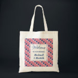Hochzeit in Urlaubsort Willkommen USA AMERICA Cust Tragetasche<br><div class="desc">Ein herzliches Willkommensgeschenk für Ihre Gäste in Ihrer AMERICAN Hochzeit in Urlaubsort. Design zeigt das Flag der USA in einem gefliesten Muster und einem Center Panel, wo Sie Ihre Begrüßung, Veranstaltung und Ihren Namen oder Text anpassen können. Ideal Danke Geschenk, wenn Sie Hochzeitsinformationen, Strandzubehör und Toilettenartikel, etc. hinzufügen. Matching Artikel...</div>