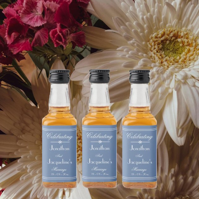 Hochzeit Individuellen Namen Dusty Blue Mini Alkoholflaschenetikett (Wedding favors for the perfect celebration. Custom names, dusty blue mini liquor bottle labels.)