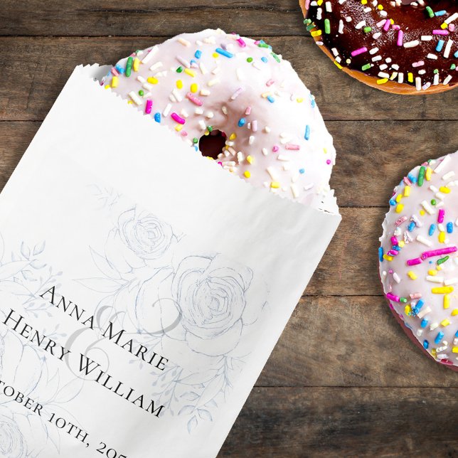 Hochzeit Minimalistische Elegante Klassische Kalli Geschenktütchen (Blue floral paper gift bag with calligraphy ampersand and simple block lettering. )