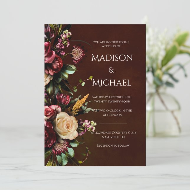 Hochzeit mit Burgund und Grünen Blumen Einladung (Stehend Vorderseite)