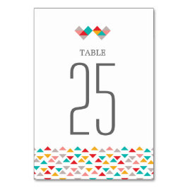 Hochzeit mit farbenfrohen geometrischen Dreieckssc Tischnummer