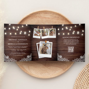 Hochzeit mit Holzschuppen-Lichterkette und QR-Code Dreifach Gefaltete Einladung