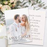 Hochzeit Rett Date Foto Elegantes Skript Save The Date<br><div class="desc">Elegante und moderne Hochzeit Speichern Sie die Date-Karte mit einem Foto des verlobten Ehepaares auf der Vorderseite und Line-Art Blumenmuster zusammen mit Ihren Informationen auf der Rückseite. Enthält Platz,  um eine Adresse zu Ihrer Hochzeitswebsite hinzuzufügen.</div>