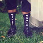 Hochzeit Usher Personalisiert Black Socken<br><div class="desc">Dress die Männer deiner Hochzeitsfeier mit der Koordinierung der personalisierten schwarzen Socken. "Usher" ist auf der Sockenvorderseite in fett weißer Typografie niedergeschrieben. Personalisieren Sie diese Souvenir-Sake-Socken mit Ihren Vornamen und Hochzeitsdatum in einfacher weißer Typografie.</div>