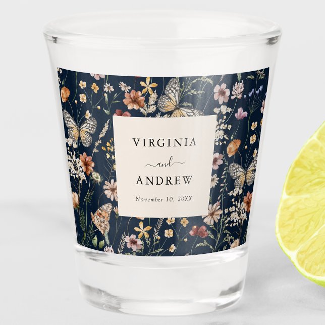 Hochzeit von Navy Blue Boho Wildblume Schnapsglas (Navy Blue Boho Wildflower Wedding Shot Glass by Painted Paperie
)