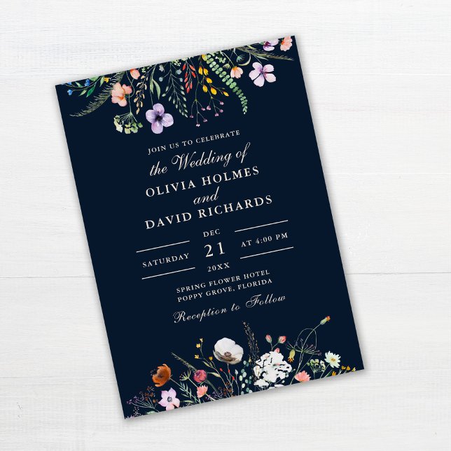 Hochzeit von Navy Blue Wildblume Meadow Custom Fot Einladung (Navy Blue Wildflower Meadow Custom Photo Wedding Invitation on white wooden table.)