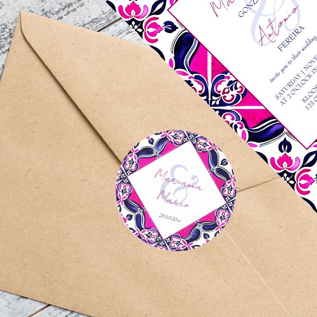 Hochzeit von rosa und blau-mexikanischen Fliesen Runder Aufkleber (Pink and blue Mexican tiles wedding Sticker bride and groom names envelope stickers vintage pattern)