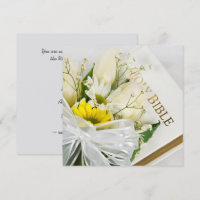 Hochzeit von weißen Tulips und Daisy auf der Bibel