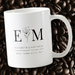 Hochzeitelegantes, modernes Monogramm-Blatt Kaffeetasse<br><div class="desc">Besteht aus einfachen geraden Rahmen mit klassischem kursiven Schrift und Serifentypografie. Diese Elemente sind einfach,  zeitlos und klassisch. Dieses wurde von White Paper Birch Co. exklusiv für Zazzle entworfen. Abrufbar unter: http://www.zazzle.com/store/whitepaperbirch</div>