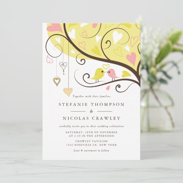 Hochzeiten von Gelb und Rosa Whimsical Lovebirds Einladung (Stehend Vorderseite)