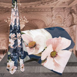 Hochzeiten von Navy Blue & Blush Peonies & Lilies Krawatte<br><div class="desc">Eine elegante,  rot-blaue und wasserfarbene Hochzeitshalsbinde mit blütenrosa und marineblauen Blumen wie Peony und Lilien,  die von Hand bemalt und auf die Krawatte übertragen werden.</div>